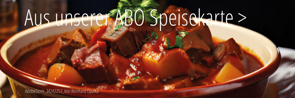 Wie Gulasch mit Kartoffeln in einem Keramik Keller, vor einem dunklen Hintergrund