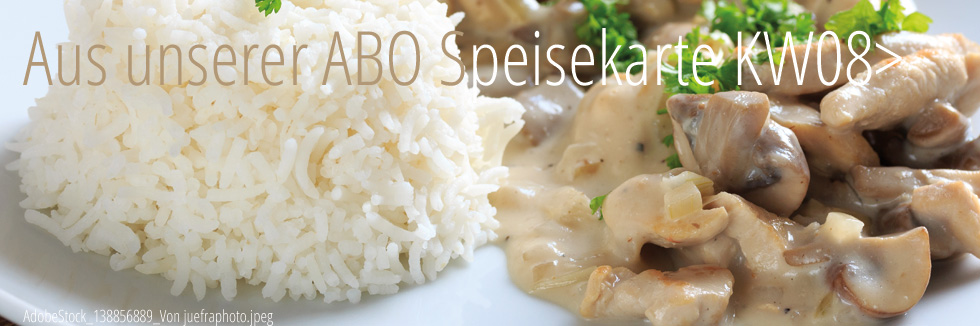 Auf einem weißen Teller ziehen wir links im Tassen. Format weiß Reis und rechts rein geschnitzeltes mit Champignons