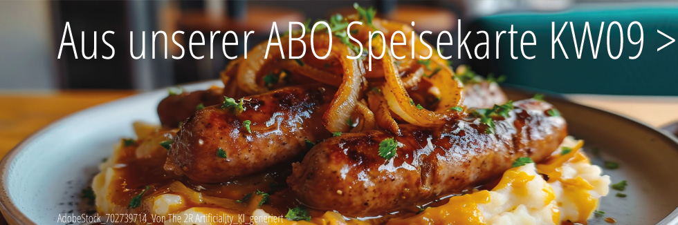 ein weißer Teller auf dem Bratwürste auf einer Kartopffelinsel liegen