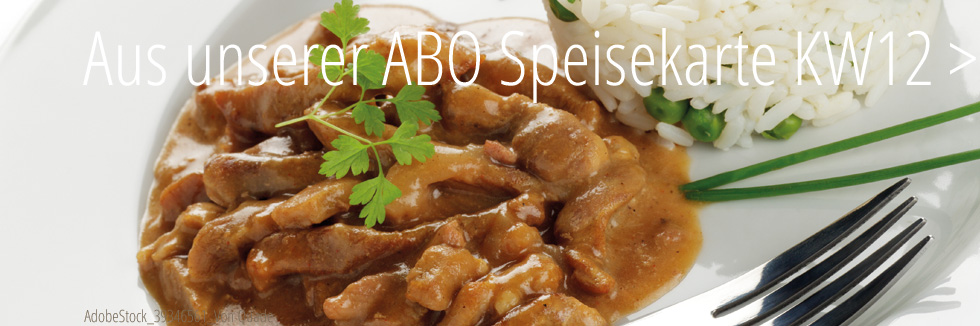 Auf einem weißen Teller ist Geschnetzeltes in einer seligen Sahnesauce angerichtet. Im rechten oberen Teil sehen wir Reis und Schnittlauch, rechts unten, die 4 Zinken einer Gabel.