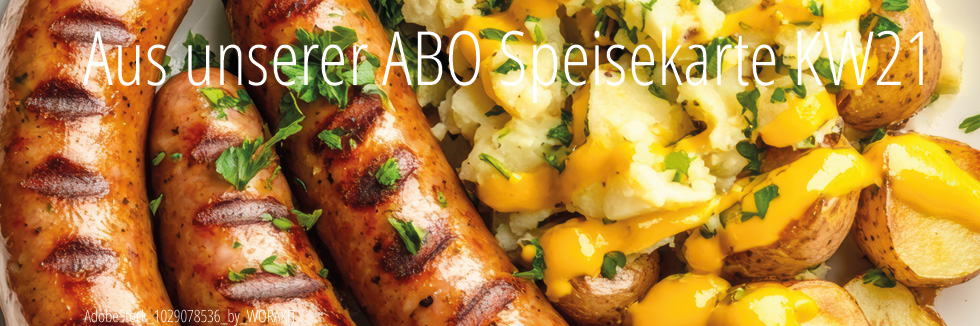 Frische Bratwürste mit Zwiebelsauce, dazu Ofenkartoffeln und Salat 