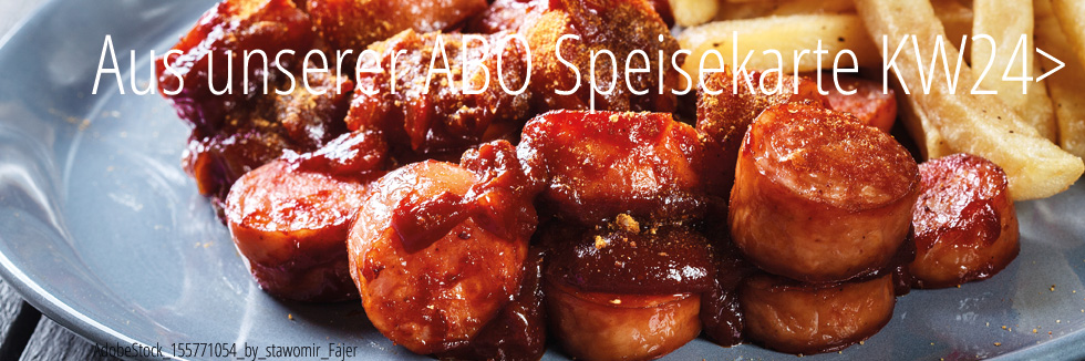 Curryurst á la Feißt, . dazu Ofenkartoffeln und Salat
