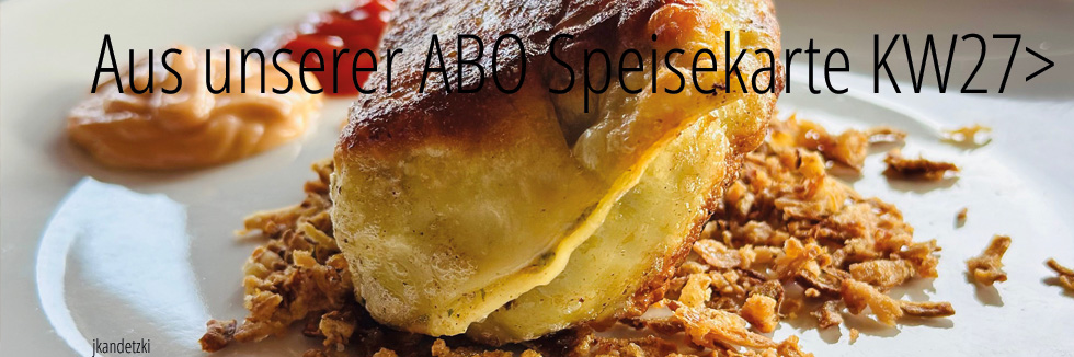 Hausgemachte Maultaschen, mit Zwiebeln abgeschmelzt dazu Blattsalate
