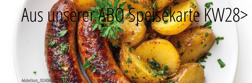 Frische Bratwürste mit Zwiebelsauce, Ofenkartoffeln und Salat