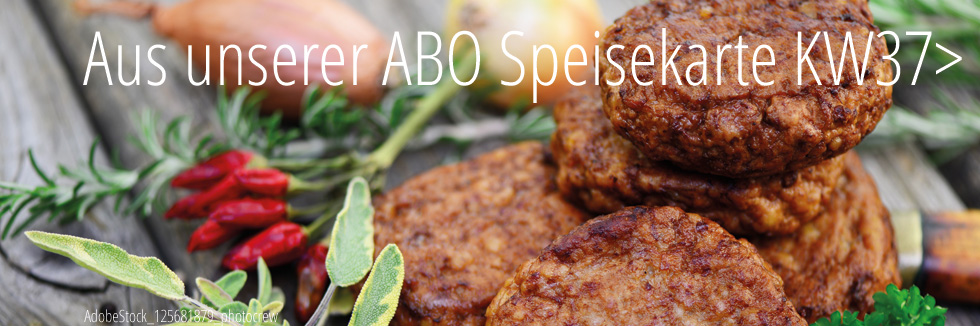 Hausgemachte Frikadellen „Balkan-Art”, dazu Reis und Salat