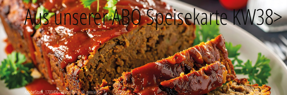 Hausgemachter Hackbraten mit Sauce, dazu Ofenkartoffeln und gemischte grüne Blattsalate