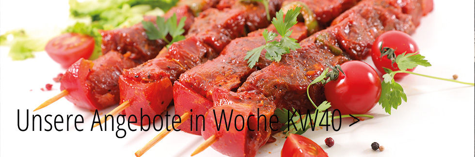 Verschiedene Fleischspieße in pikanter Sauce, dazu Teigwaren und Gemüse
