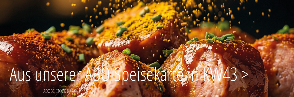 Currywurst a la Feißt, dazu Ofenkartoffeln und Salat 