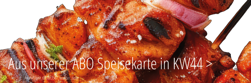 Fleischspieße in pikanter Sauce, dazu Kräuterkartoffeln und Rohkostsalat