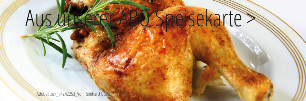 Wir sehen einen weißen Teller mit Goldornamenten darauf ein halbes Hähnchen braun gebraten