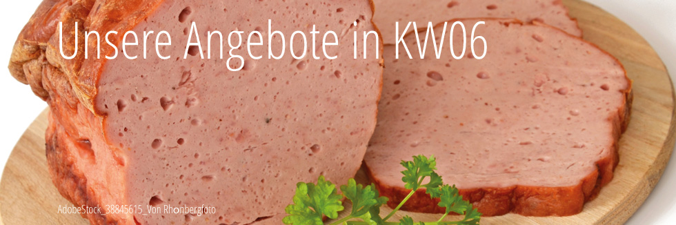 Auf einem Holz sehen wir einen frischen Fleischkäse sowie eine abgeschnittene Scheibe