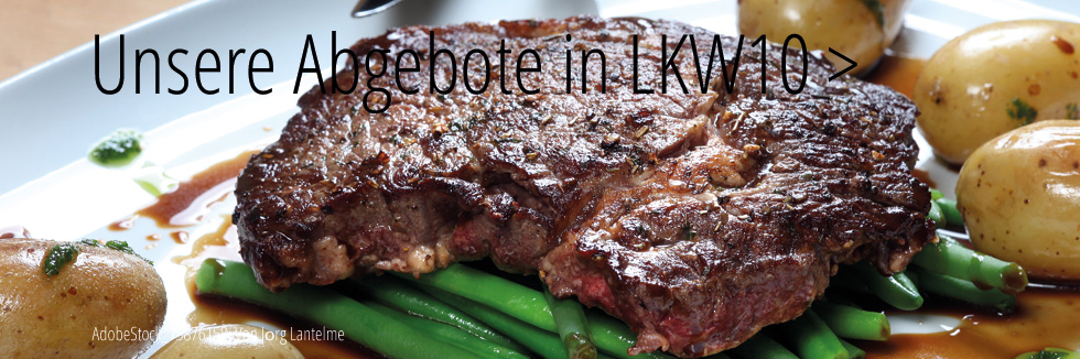 Das Bild zeigt einen Teller in weiß auf dem zentriert, ein großes Stück Fleisch mit rechts und links davon ungeschönt te Kartoffeln und unter dem Fleisch Bohnen