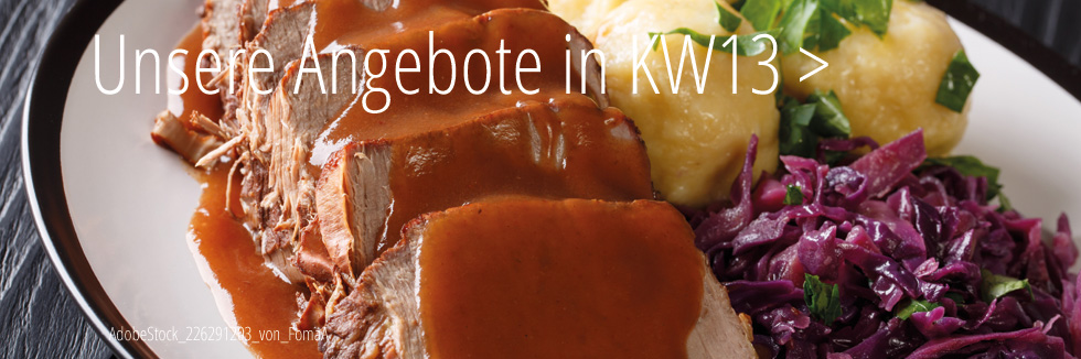 wir sehen einen Teller mit mehreren Fleischscheiben übergossen mit sämiger brauner Soße. der sauerbraten wird rechts mit rotkraut und knödel dekoriert