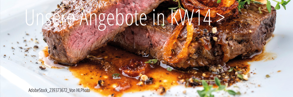 Auf einem weißen Teller sehen wir zwei Stück Rumpsteak, das linke ist aufgeschnitten, so dass man das rosa gebratene Fleisch sieht. Das ganze schwimmt in einer optisch schmackhaften Pfeffersauce.